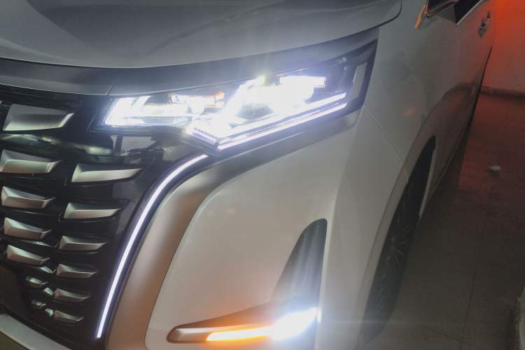 Used Denza D9 2022 DM-i 970 Four-Wheel Drive Flagship Model Left Front Headlight