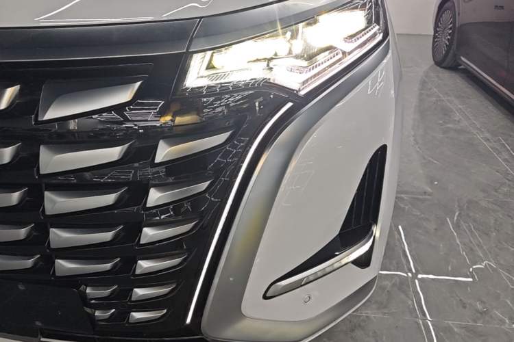 Used Denza D9 2022 DM-i 970 Four-Wheel Drive Flagship Model Left Front Headlight