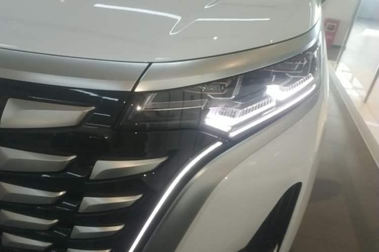 Used Denza D9 2022 DM-i 970 Four-Wheel Drive Flagship Model Left Front Headlight