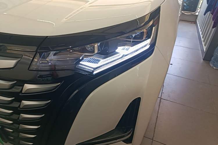 Used Denza D9 2022 DM-i 970 Four-Wheel Drive Prestige Model Left Front Headlight
