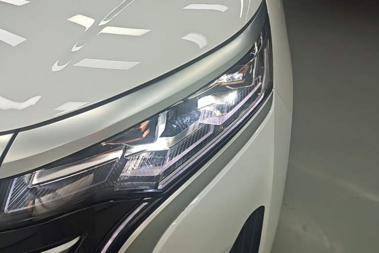 Used Denza D9 2022 DM-i 970 Four-Wheel Drive Flagship Model Left Front Headlight