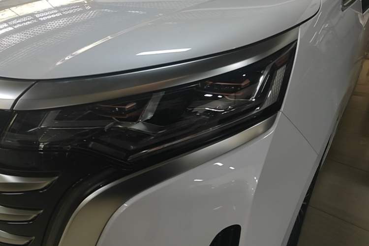 Used Denza D9 2022 DM-i 970 Four-Wheel Drive Flagship Model Left Front Headlight