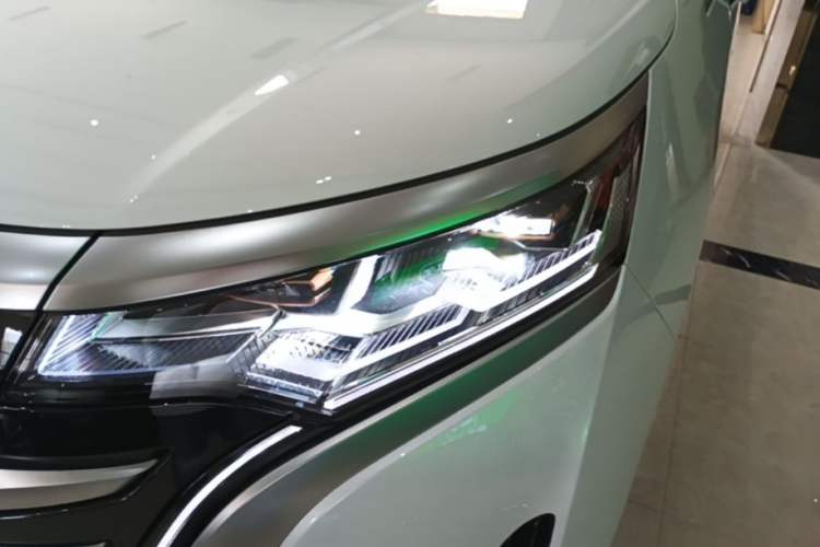 Used Denza D9 2022 DM-i 970 Four-Wheel Drive Flagship Model Left Front Headlight