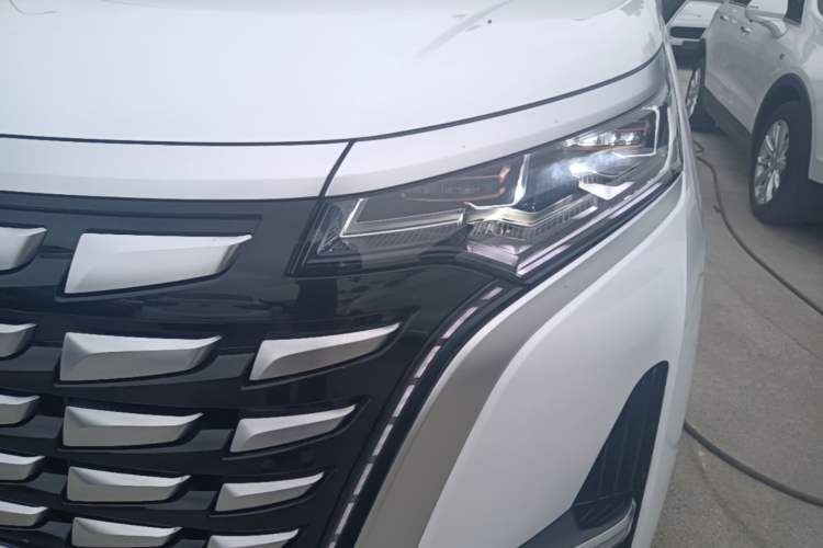 Used Denza D9 2022 DM-i 970 Four-Wheel Drive Flagship Model Left Front Headlight