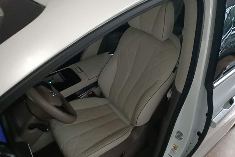 Used Denza D9 2022 EV 620 Prestige Model Left Front Seat