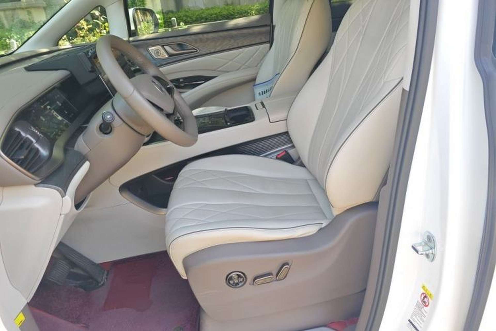 Used Denza D9 2022 DM-i 1040 Prestige Model Left Front Seat