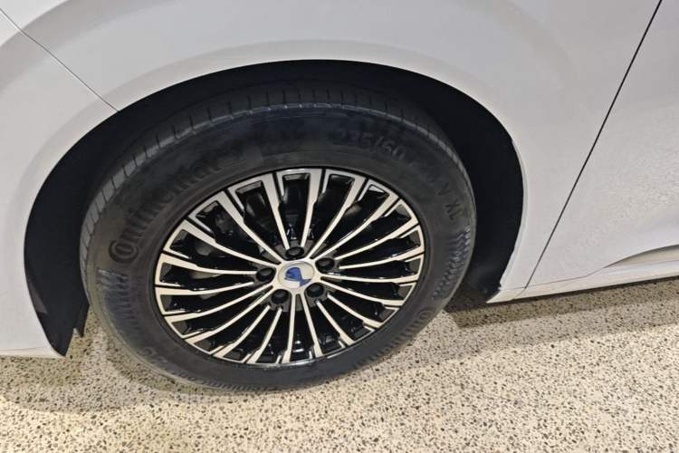 Used Denza D9 2022 EV 600 Four-Wheel Drive Flagship Model Left Front Wheel Hub
