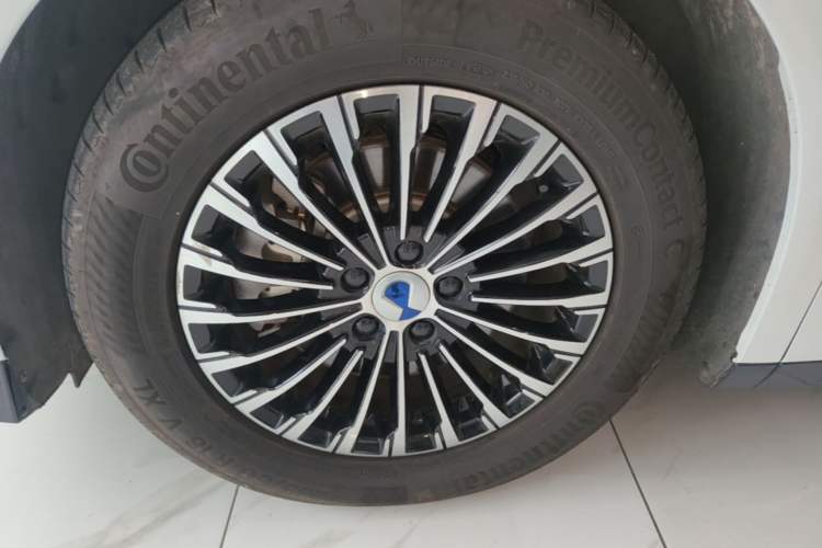 Used Denza D9 2022 DM-i 970 Four-Wheel Drive Flagship Model Left Front Wheel Hub