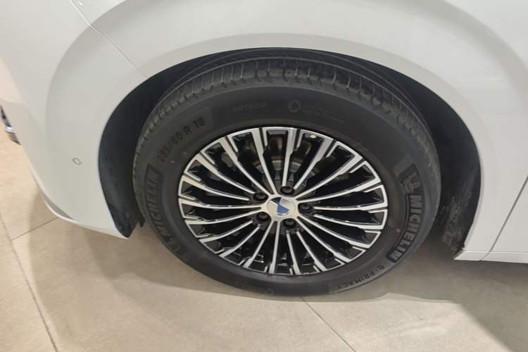 Used Denza D9 2022 DM-i 970 Four-Wheel Drive Flagship Model Left Front Wheel Hub