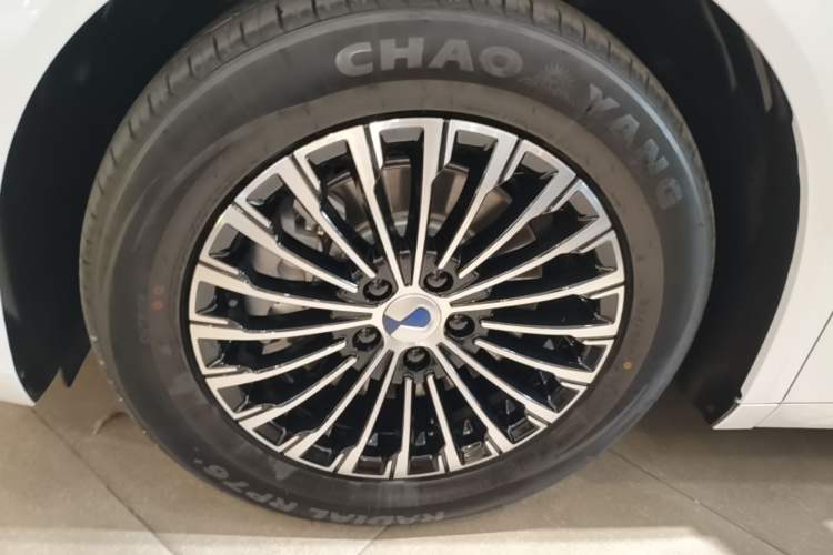 Used Denza D9 2022 DM-i 970 Four-Wheel Drive Flagship Model Left Front Wheel Hub