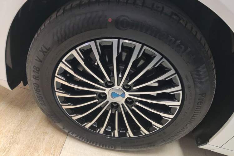 Used Denza D9 2022 DM-i 970 Four-Wheel Drive Flagship Model Left Front Wheel Hub