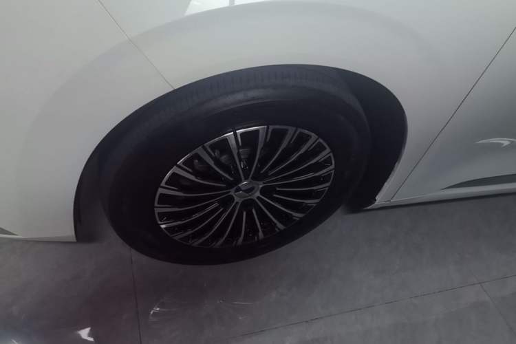 Used Denza D9 2022 DM-i 970 Four-Wheel Drive Prestige Model Left Front Wheel Hub