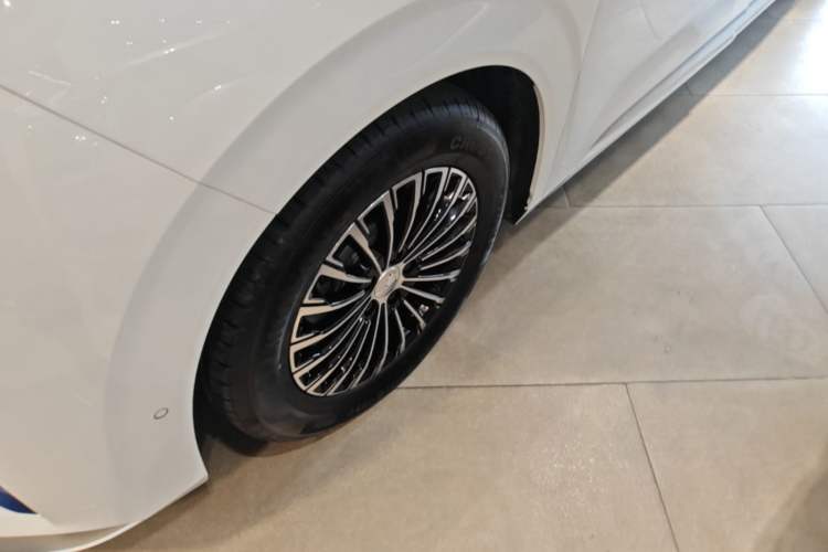 Used Denza D9 2022 DM-i 970 Four-Wheel Drive Flagship Model Left Front Wheel Hub