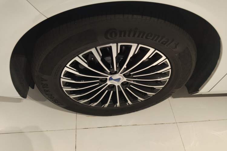 Used Denza D9 2022 DM-i 970 Four-Wheel Drive Flagship Model Left Front Wheel Hub