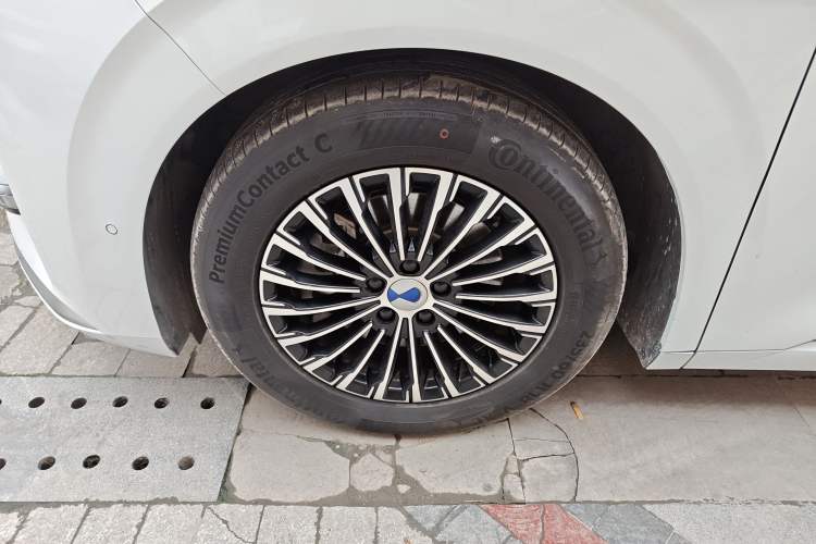 Used Denza D9 2022 DM-i 970 Four-Wheel Drive Flagship Model Left Front Wheel Hub