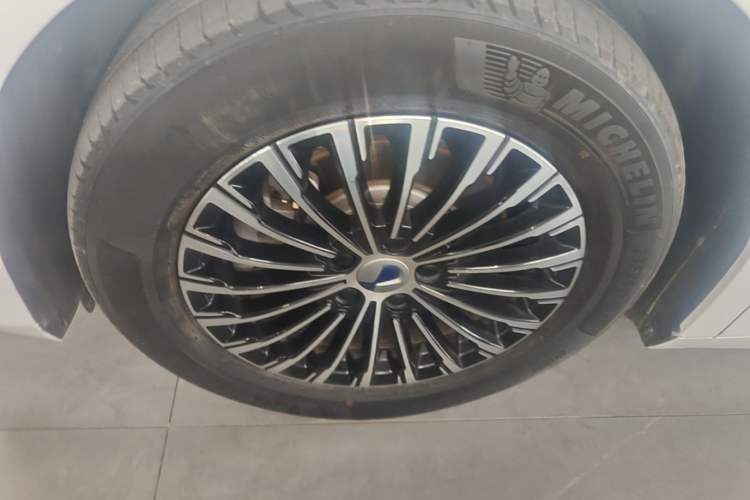 Used Denza D9 2022 DM-i 970 Four-Wheel Drive Flagship Model Left Front Wheel Hub