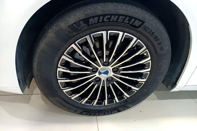 Used Denza D9 2022 DM-i 970 Four-Wheel Drive Prestige Model Left Front Wheel Hub