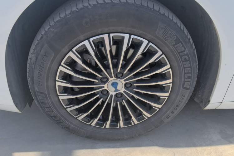 Used Denza D9 2022 DM-i 1040 Prestige Model Left Front Wheel Hub