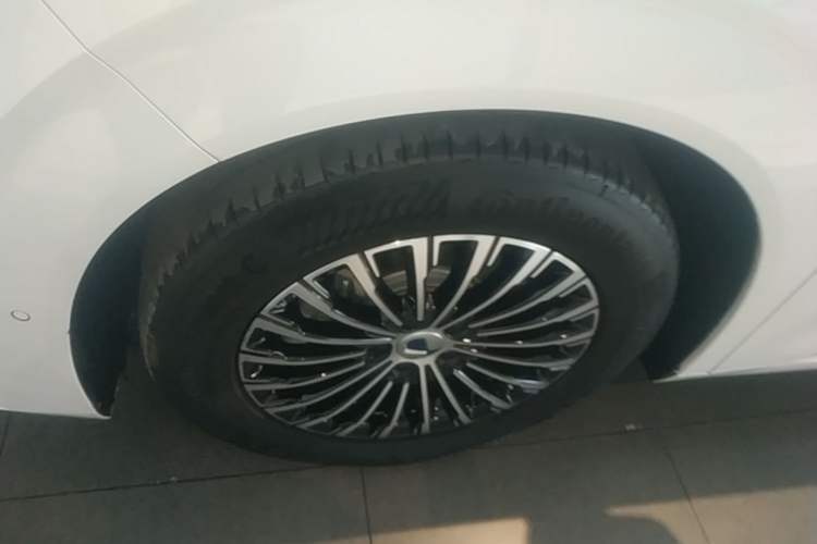 Used Denza D9 2022 DM-i 970 Four-Wheel Drive Flagship Model Left Front Wheel Hub