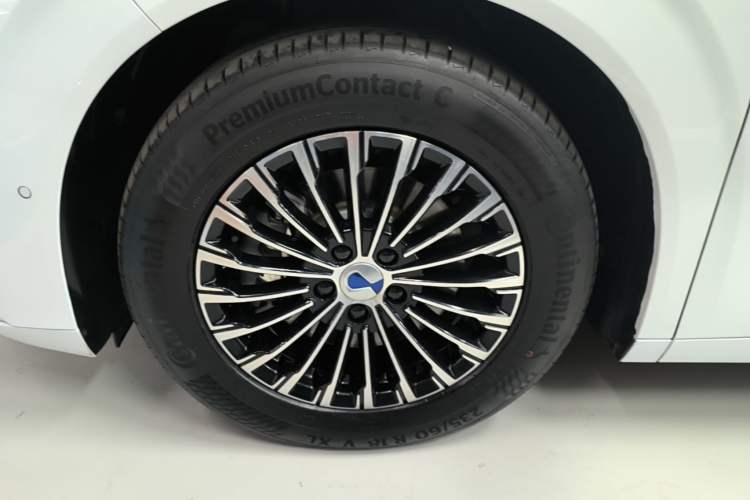 Used Denza D9 2022 DM-i 970 Four-Wheel Drive Flagship Model Left Front Wheel Hub