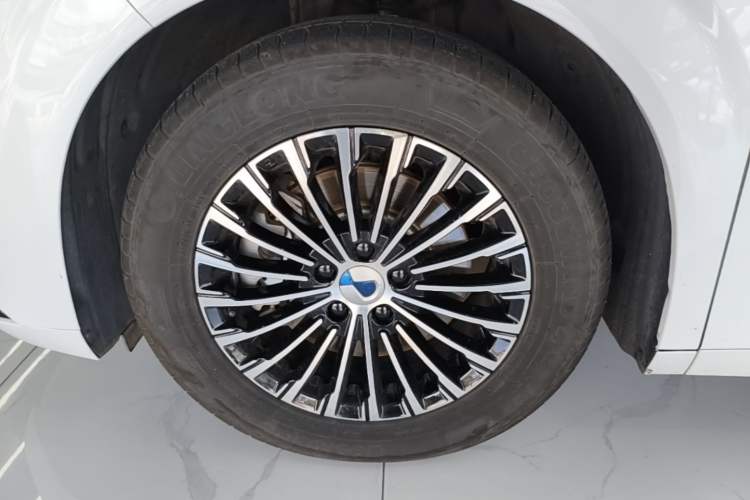 Used Denza D9 2022 DM-i 970 Four-Wheel Drive Prestige Model Left Front Wheel Hub