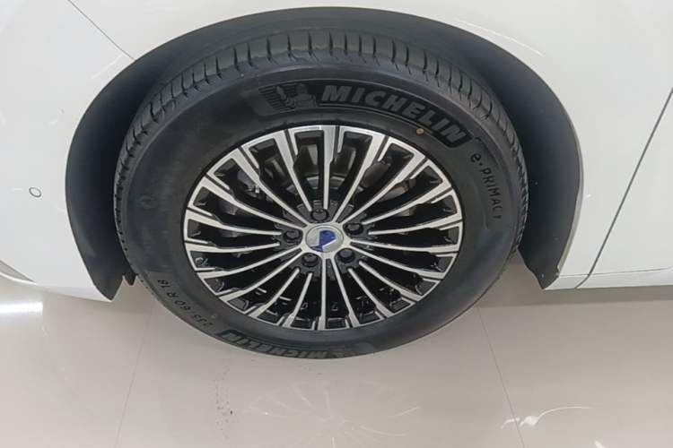 Used Denza D9 2022 EV 600 Four-Wheel Drive Flagship Model Left Front Wheel Hub