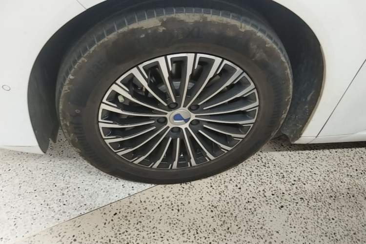 Used Denza D9 2022 DM-i 970 Four-Wheel Drive Flagship Model Left Front Wheel Hub