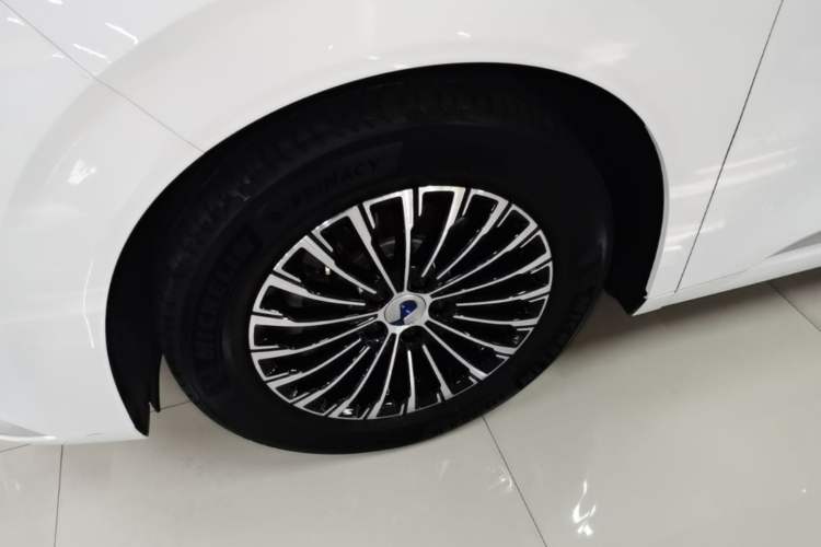 Used Denza D9 2022 DM-i 970 Four-Wheel Drive Prestige Model Left Front Wheel Hub
