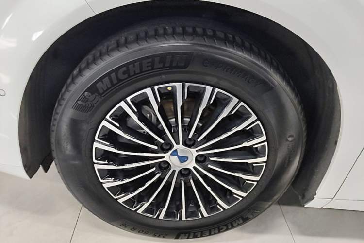 Used Denza D9 2022 DM-i 970 Four-Wheel Drive Flagship Model Left Front Wheel Hub