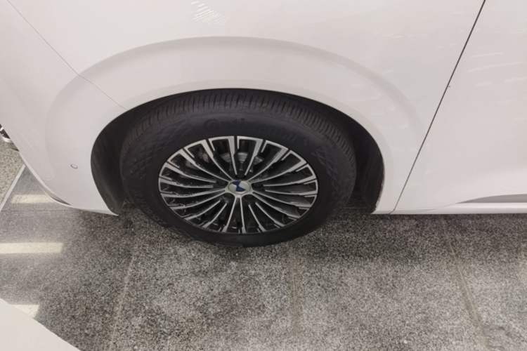 Used Denza D9 2022 DM-i 970 Four-Wheel Drive Flagship Model Left Front Wheel Hub