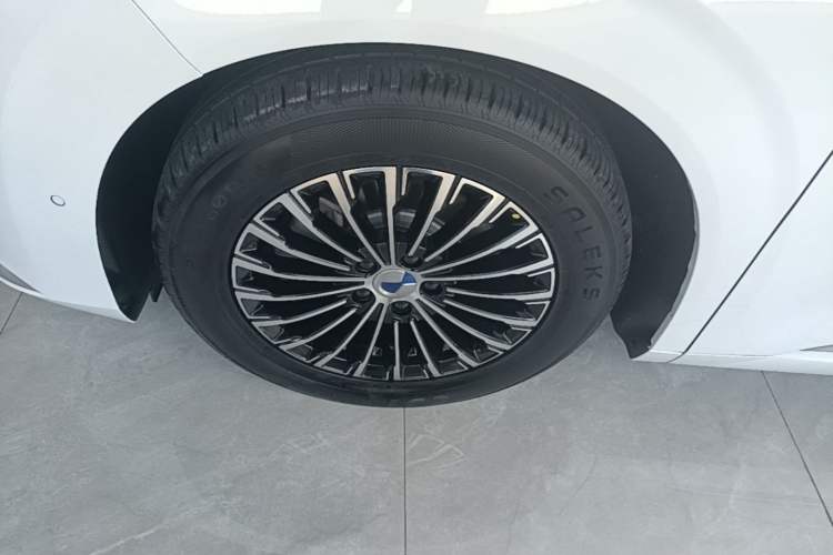 Used Denza D9 2022 DM-i 970 Four-Wheel Drive Flagship Model Left Front Wheel Hub