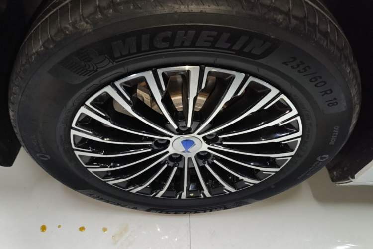 Used Denza D9 2022 DM-i 1040 Prestige Model Left Front Wheel Hub