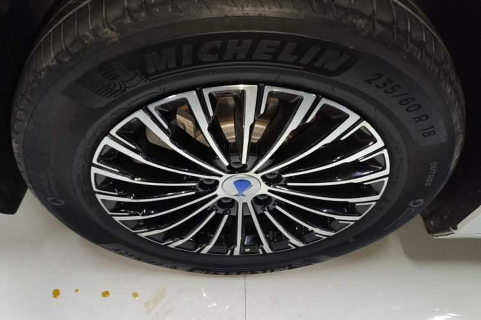 Used Denza D9 2022 DM-i 1040 Prestige Model Left Front Wheel Hub
