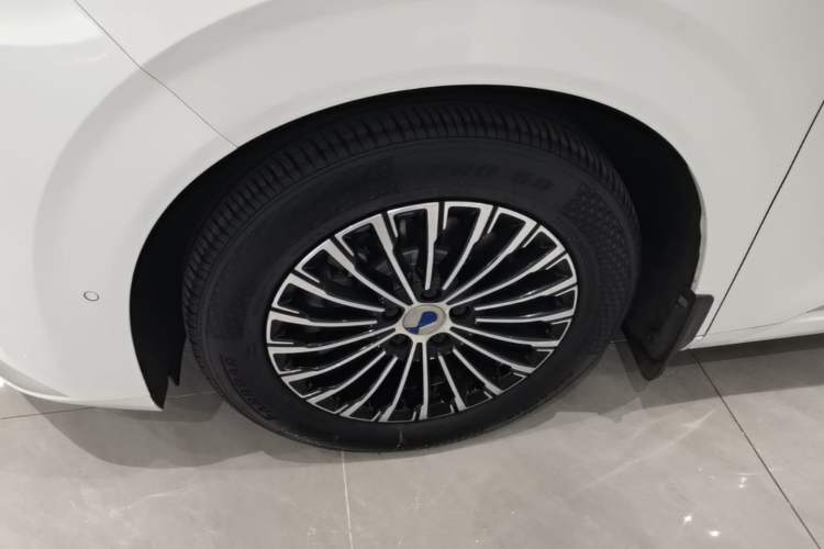 Used Denza D9 2022 DM-i 970 Four-Wheel Drive Flagship Model Left Front Wheel Hub