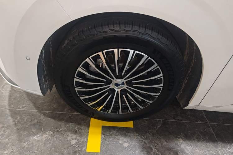 Used Denza D9 2022 DM-i 970 Four-Wheel Drive Flagship Model Left Front Wheel Hub