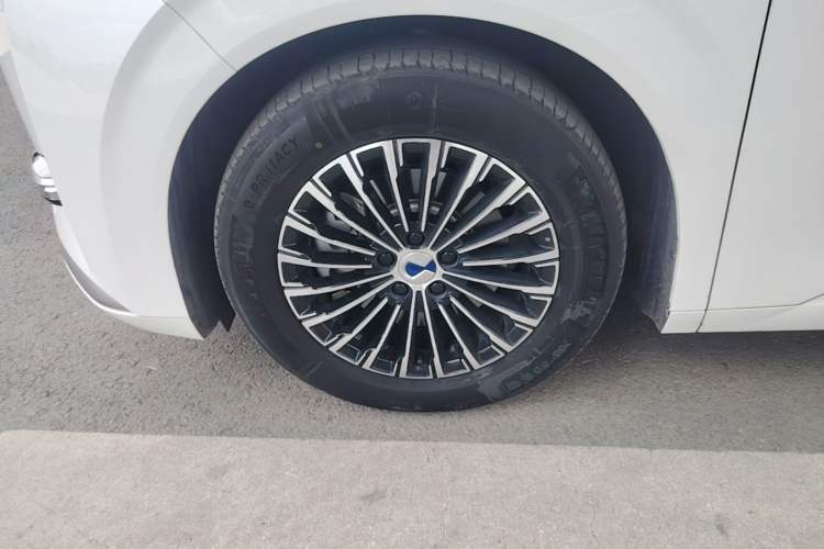 Used Denza D9 2022 DM-i 970 Four-Wheel Drive Prestige Model Left Front Wheel Hub