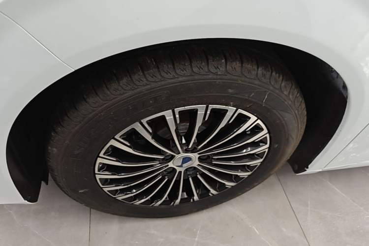 Used Denza D9 2022 DM-i 970 Four-Wheel Drive Prestige Model Left Front Wheel Hub