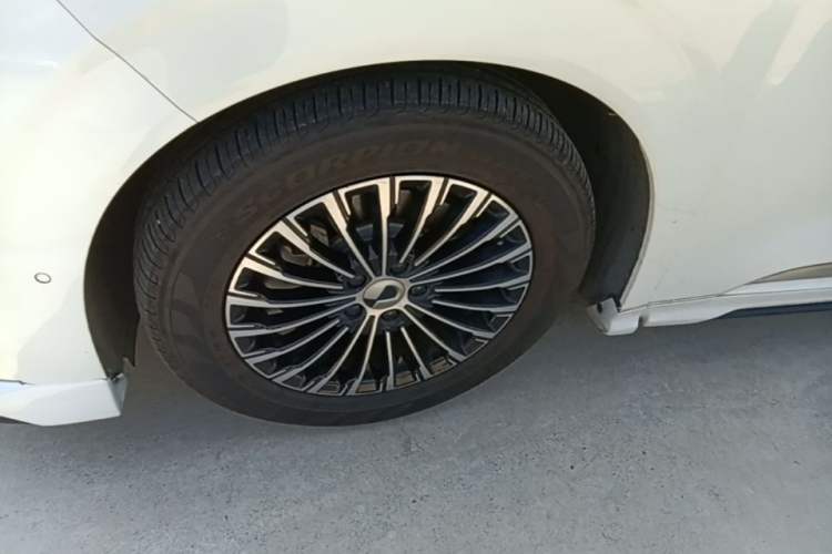 Used Denza D9 2022 DM-i 970 Four-Wheel Drive Flagship Model Left Front Wheel Hub