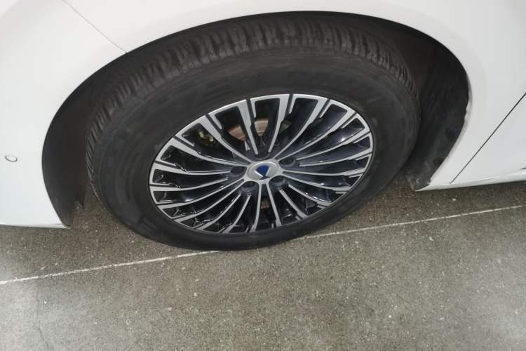 Used Denza D9 2022 DM-i 970 Four-Wheel Drive Flagship Model Left Front Wheel Hub