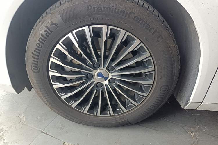Used Denza D9 2022 DM-i 970 Four-Wheel Drive Flagship Model Left Front Wheel Hub