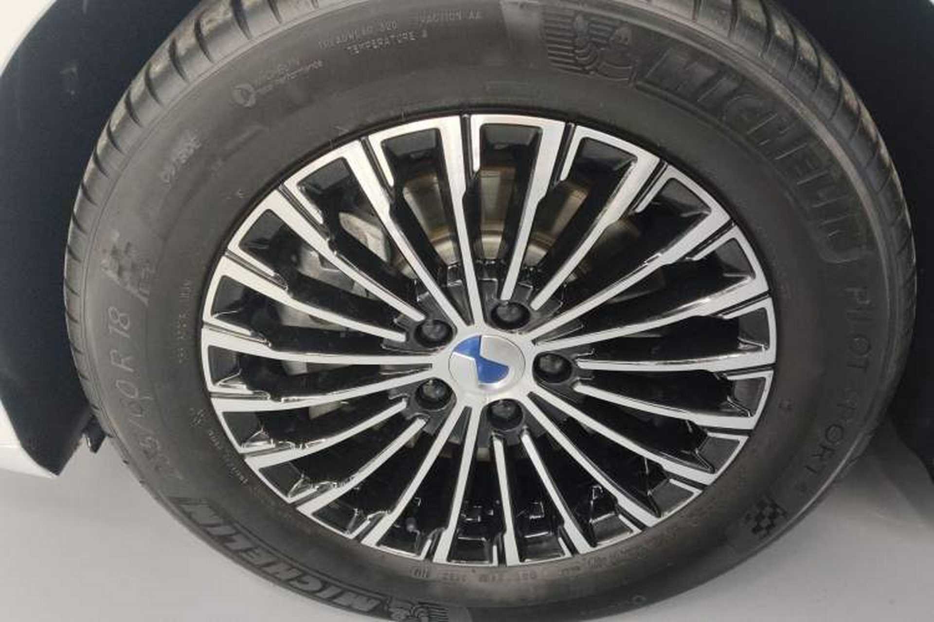 Used Denza D9 2022 DM-i 970 Four-Wheel Drive Prestige Model Left Front Wheel Hub
