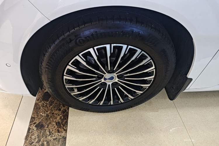 Used Denza D9 2022 DM-i 970 Four-Wheel Drive Flagship Model Left Front Wheel Hub