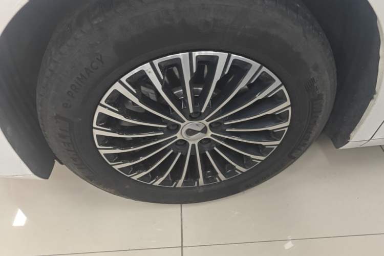 Used Denza D9 2022 DM-i 1040 Prestige Model Left Front Wheel Hub