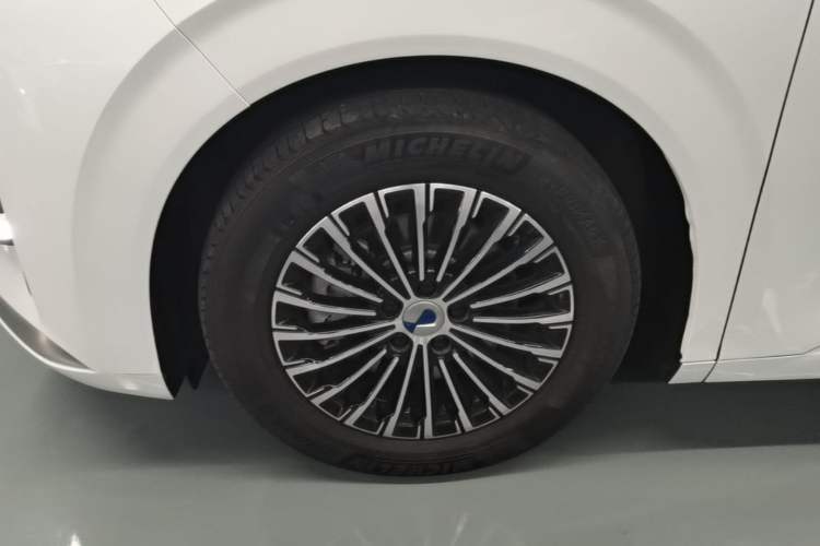 Used Denza D9 2022 DM-i 970 Four-Wheel Drive Prestige Model Left Front Wheel Hub