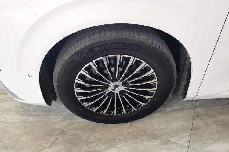 Used Denza D9 2022 DM-i 970 Four-Wheel Drive Flagship Model Left Front Wheel Hub
