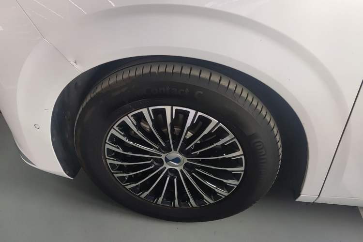 Used Denza D9 2022 DM-i 970 Four-Wheel Drive Flagship Model Left Front Wheel Hub