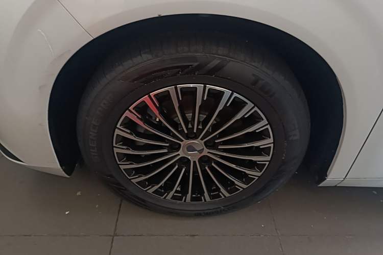 Used Denza D9 2022 DM-i 970 Four-Wheel Drive Prestige Model Left Front Wheel Hub