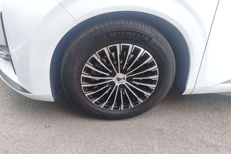 Used Denza D9 2022 DM-i 970 Four-Wheel Drive Prestige Model Left Front Wheel Hub