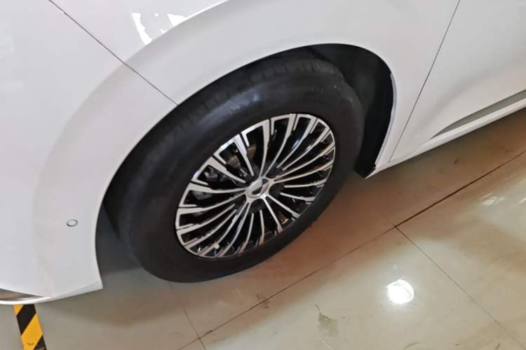 Used Denza D9 2022 DM-i 970 Four-Wheel Drive Flagship Model Left Front Wheel Hub