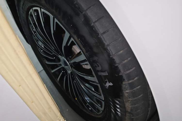 Used Denza D9 2022 DM-i 970 Four-Wheel Drive Flagship Model Left Front Wheel Hub